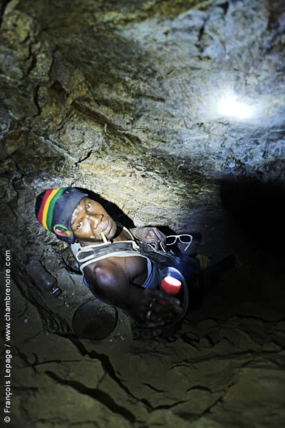 Un Kaladian Tigui creuse dans un puits