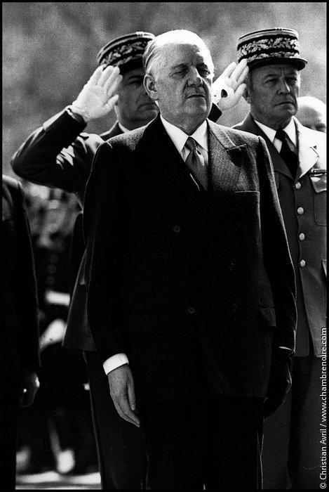 Alain Poher à l'Arc de Triomphe.
Il fût deux fois président de la République (par interim) du 28 avril au 20 juin 1969 et du 2 avril au 27 mai 1974. Il a été battu par Georges Pompidou aux élections de 1969.
