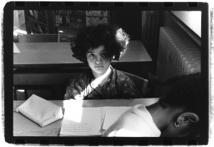 Petite fille dans la salle de classe 