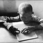 Enfant lisant en Braille