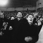 Octobre 1957. Moscou. Supporters dans un stade.