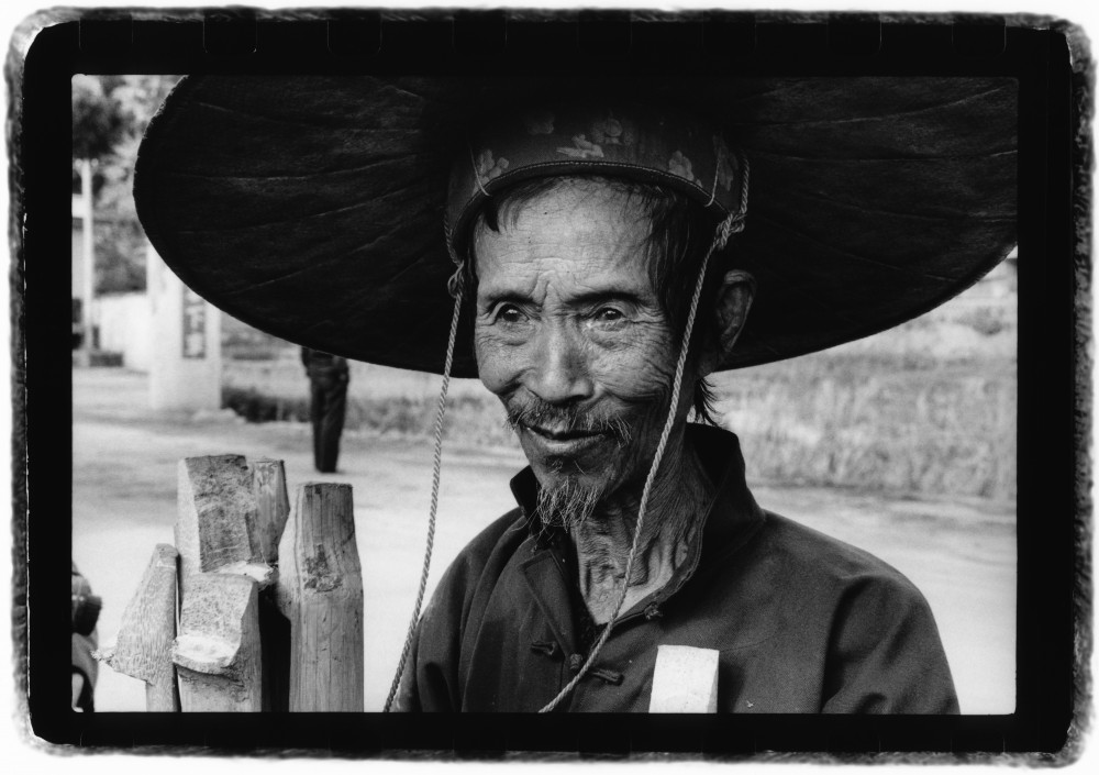 Vieil homme dans une rue de Mohei dans la province du Xishuangbanna en novembre 1990, Chine